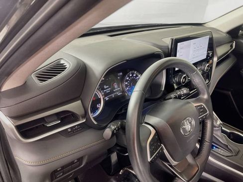 Used 2023 Toyota Highlander Bronze Edition FWD image 10
