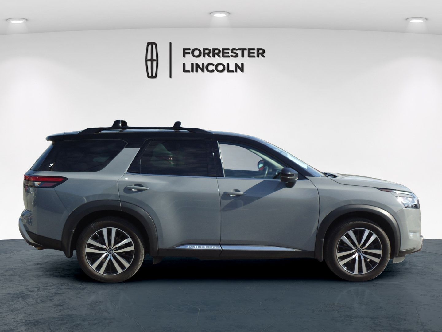Used 2023 Nissan Pathfinder Platinum AWD/4WD image 2