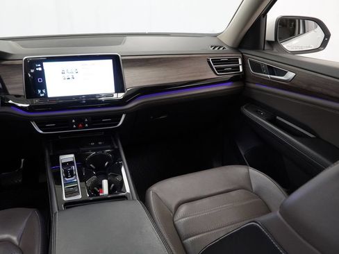 Used 2024 Volkswagen Atlas SEL AWD/4WD image 16