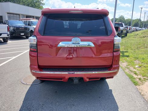 Used 2018 Toyota 4Runner SR5 AWD/4WD image 4