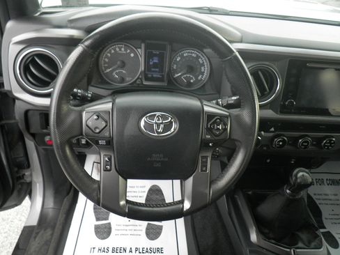 Used 2018 Toyota Tacoma TRD Sport image 19