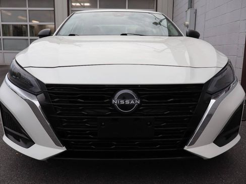 Used 2025 Nissan Altima 2.5 SV FWD image 2