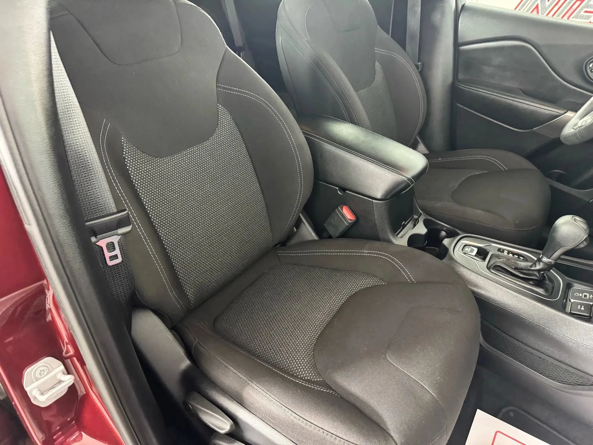 Used 2019 Jeep Cherokee Latitude w/ Popular Appearance Group FWD image 32