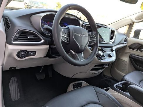 Used 2023 Chrysler Pacifica Touring-L image 2