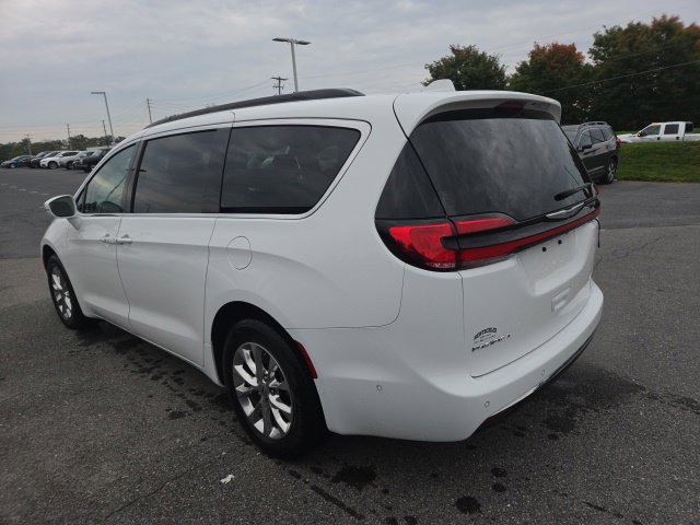 Used 2022 Chrysler Pacifica Touring-L w/ Uconnect Theater Family Group AWD/4WD image 14