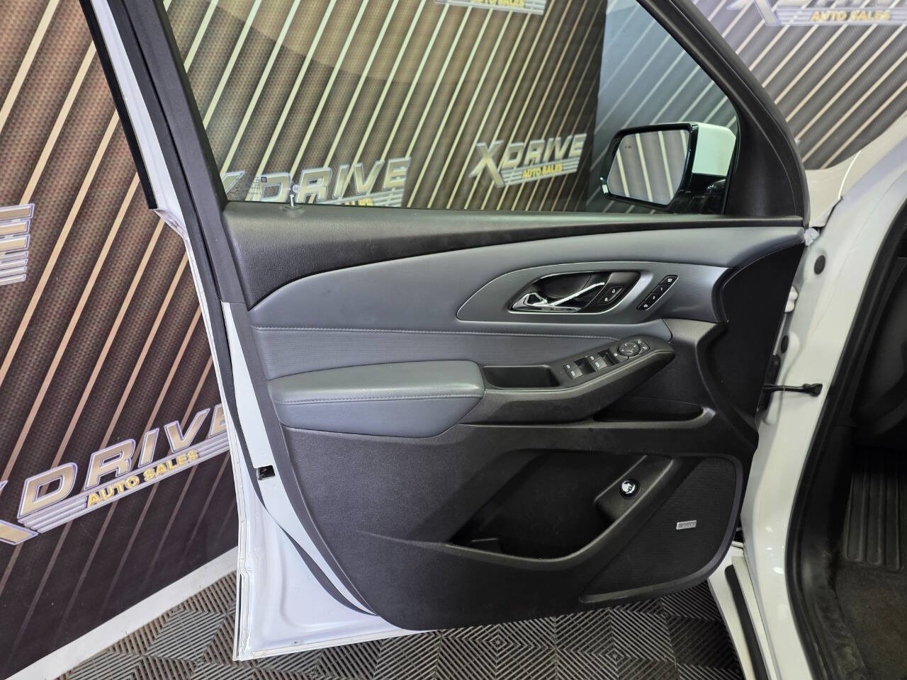 Used 2018 Chevrolet Traverse Premier w/ Driver Confidence II Package FWD image 17