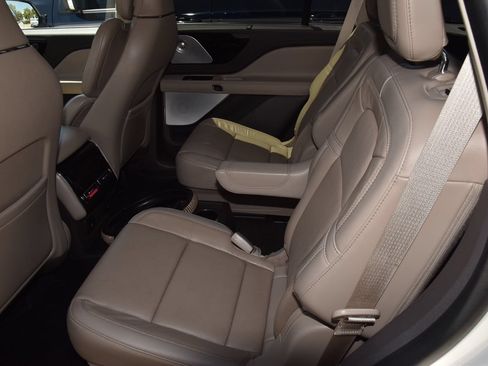 Used 2022 Lincoln Aviator Reserve w/ Equipment Group 201A AWD/4WD image 11