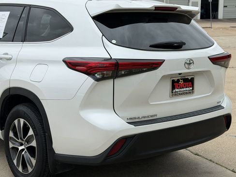 Used 2023 Toyota Highlander XLE image 7