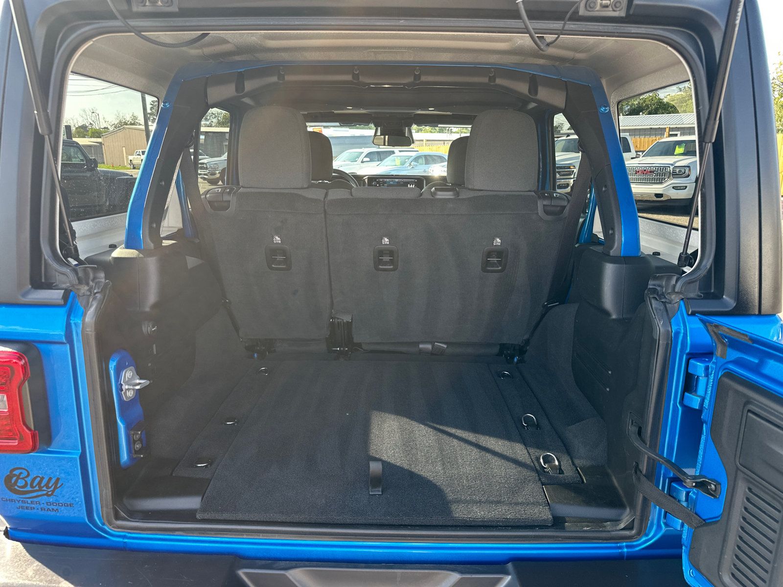 Used 2025 Jeep Wrangler Unlimited Rubicon w/ Convenience Group AWD/4WD image 15