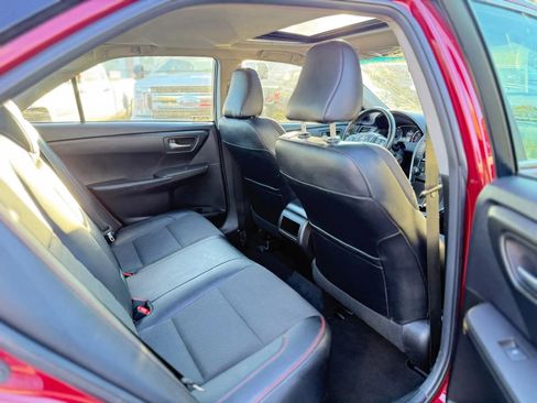 Used 2016 Toyota Camry SE w/ Moonroof Package FWD image 11