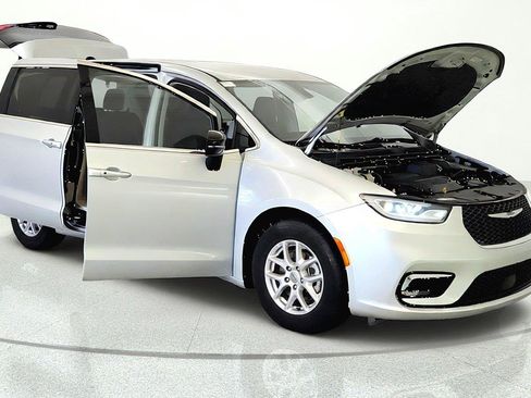 Used 2024 Chrysler Pacifica Touring-L FWD image 7