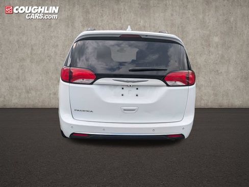 Used 2017 Chrysler Pacifica Touring-L FWD image 6