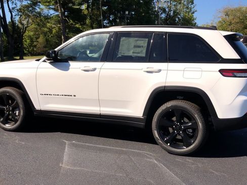 New 2025 Jeep Grand Cherokee Limited w/ Black Appearance Package image 5