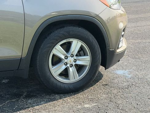 Used 2020 Chevrolet Trax LT w/ Sun & Sound Package FWD image 7