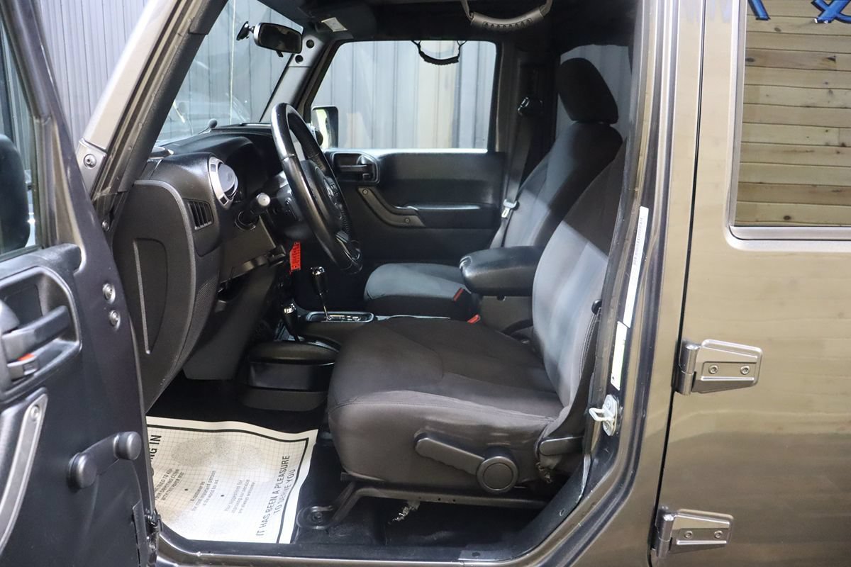 Used 2017 Jeep Wrangler Unlimited Sport w/ Connectivity Group AWD/4WD image 38