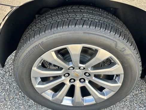 New 2025 Chevrolet Suburban Premier image 21