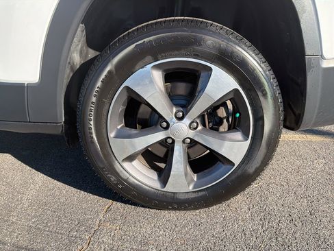 Used 2019 Jeep Cherokee Limited image 28