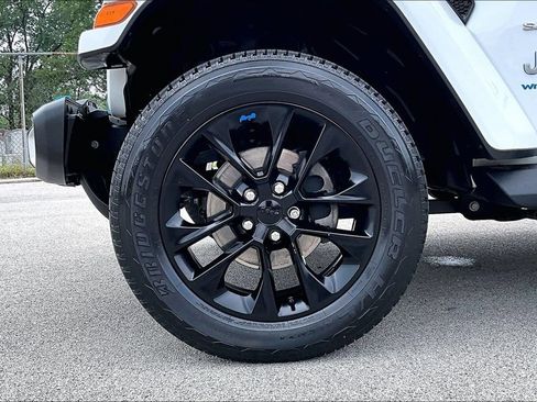 Used 2023 Jeep Wrangler Unlimited Sahara AWD/4WD image 9