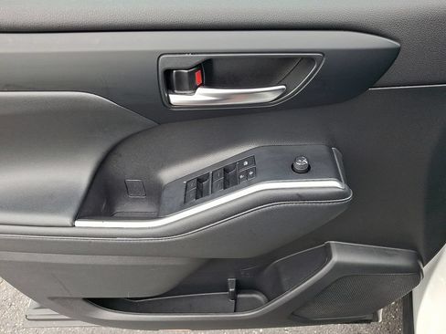 Used 2022 Toyota Highlander XLE AWD/4WD image 13