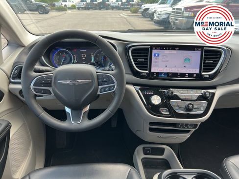 Used 2024 Chrysler Pacifica Touring-L FWD image 18