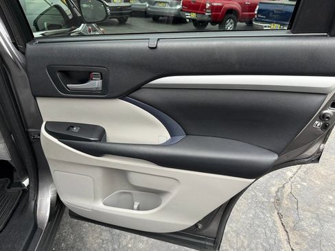 Used 2016 Toyota Highlander XLE AWD/4WD image 39