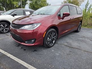 Used 2020 Chrysler Pacifica Touring-L w/ Premium Audio Group image 1