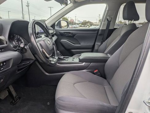 Used 2023 Toyota Highlander LE image 26
