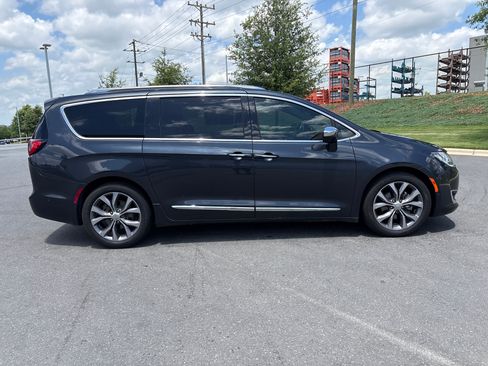 Used 2020 Chrysler Pacifica Limited w/ Tire & Wheel Group FWD image 10