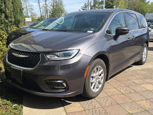 Used 2023 Chrysler Pacifica Touring-L image 2