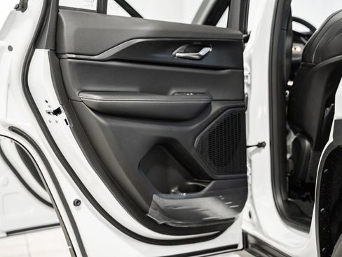 New 2025 Jeep Grand Cherokee Altitude image 34