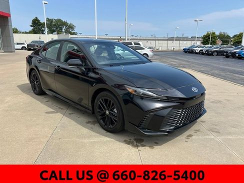 Used 2025 Toyota Camry SE FWD image 4