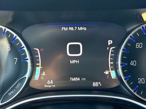 Used 2023 Chrysler Pacifica Limited FWD image 16