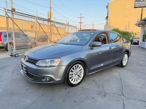 Used 2011 Volkswagen Jetta SEL FWD image 2