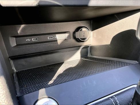 Used 2022 Volkswagen Taos SE image 31