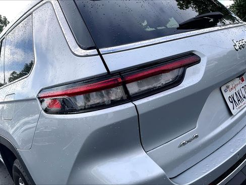 Used 2023 Jeep Grand Cherokee L Laredo image 30