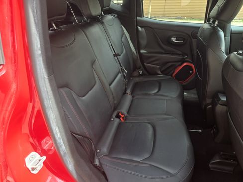 Used 2017 Jeep Renegade Trailhawk w/ Premium Trailhawk Package image 11