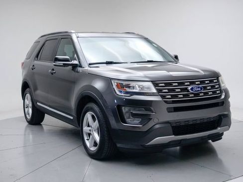 Used 2017 Ford Explorer XLT w/ Equipment Group 202A AWD/4WD image 14