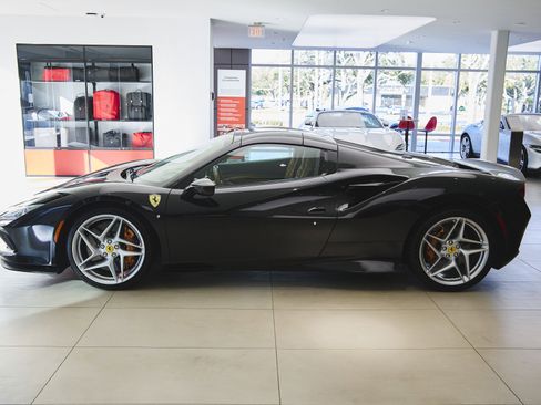 Used 2022 Ferrari F8 Tributo image 11