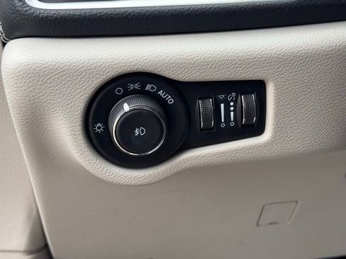 Used 2023 Chrysler Pacifica Touring-L image 16