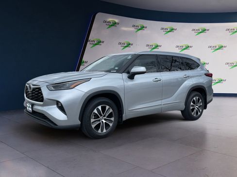 Used 2022 Toyota Highlander XLE AWD/4WD image 2