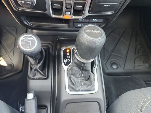 Used 2025 Jeep Gladiator Sport AWD/4WD image 17