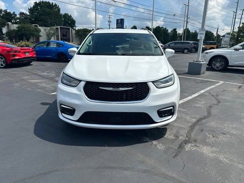 Used 2022 Chrysler Pacifica Touring-L FWD image 2