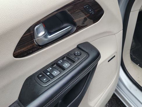 Used 2022 Chrysler Pacifica Limited w/ Uconnect Theater Family Group image 19