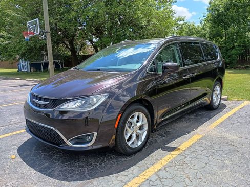 Used 2017 Chrysler Pacifica Touring-L w/ Tire & Wheel Group FWD image 2