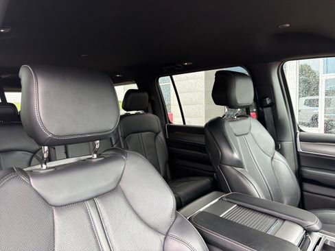 Used 2025 Jeep Wagoneer L Series II w/ 8-pass Seating Package AWD/4WD image 34