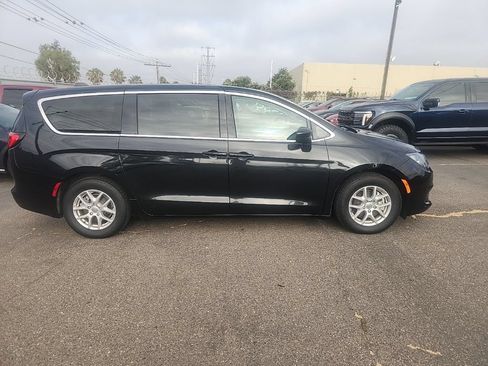 Used 2024 Chrysler Voyager LX FWD image 17