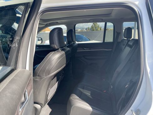 Used 2023 Jeep Grand Cherokee Limited w/ Black Appearance Package image 5