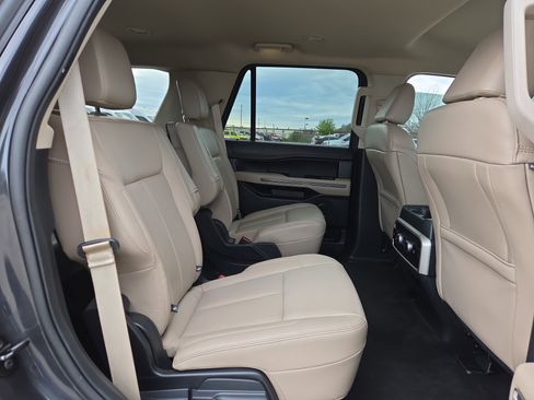 Used 2022 Ford Expedition XLT AWD/4WD image 16