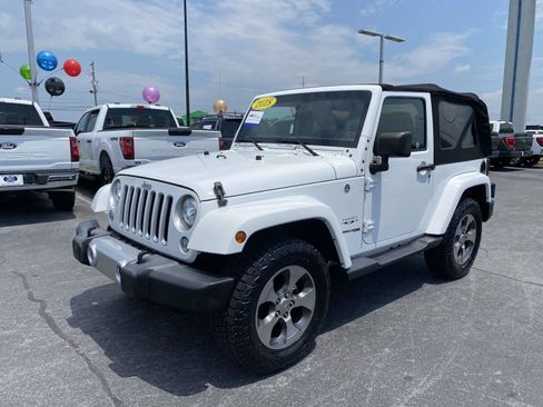 Used 2018 Jeep Wrangler Sahara w/ Connectivity Group AWD/4WD image 3