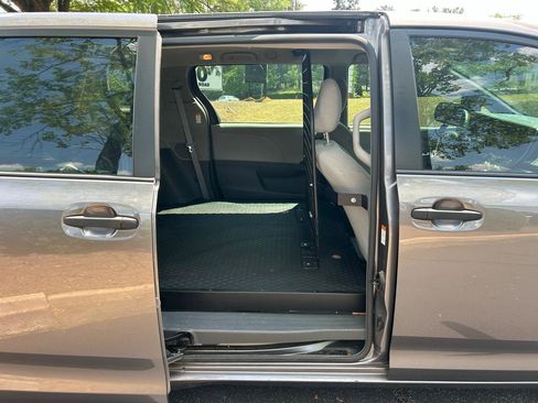 Used 2017 Toyota Sienna L FWD image 18